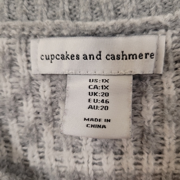 + CUPCAKES and Cashmere grey white fisherman print soft crewneck sweater 😍 - Picture 4 of 5